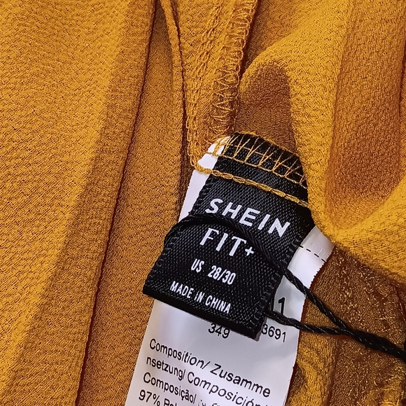 Plus Size Off Shoulder Pleated Dress - Picture 11 of 16